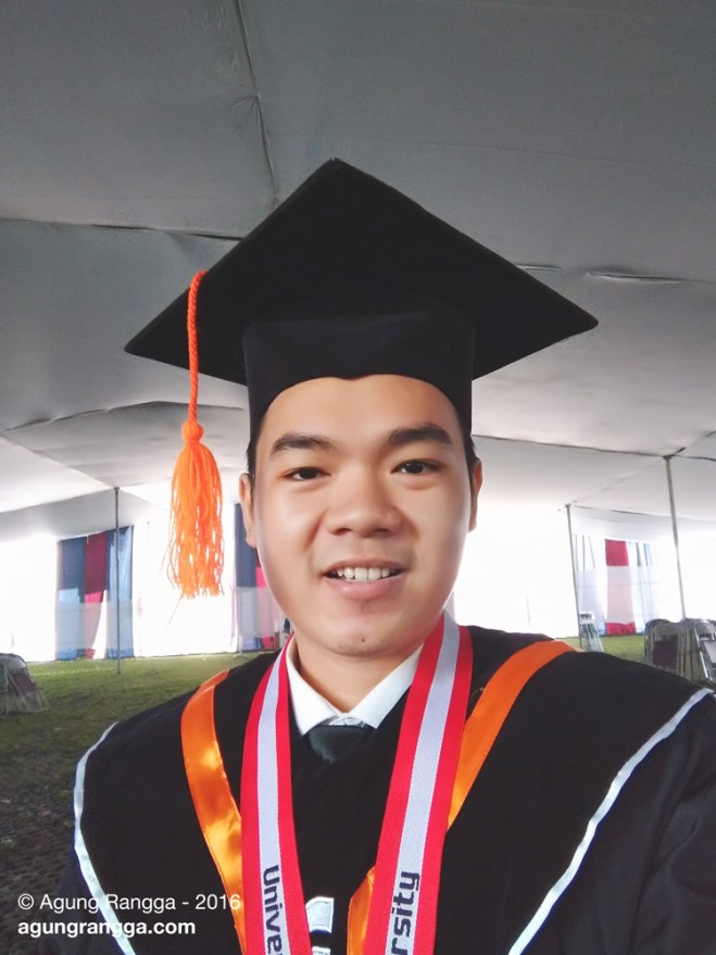 selfie pakai toga