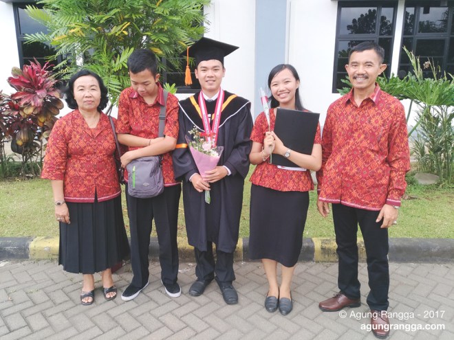 foto keluarga setelah wisuda