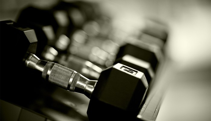 Hobi Baru : Angkat Dumbbell Dan Ngemil Buah!