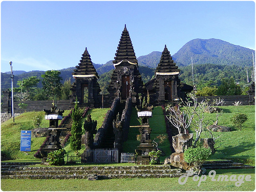 indahnya pura gunung salak