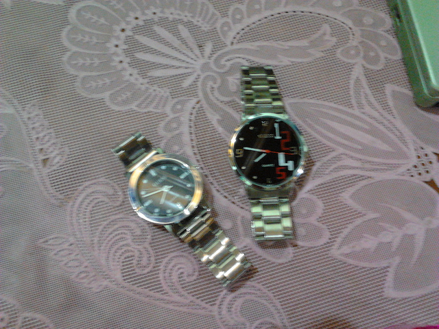 dua jam tangan, hadiah ulang tahun ke 18