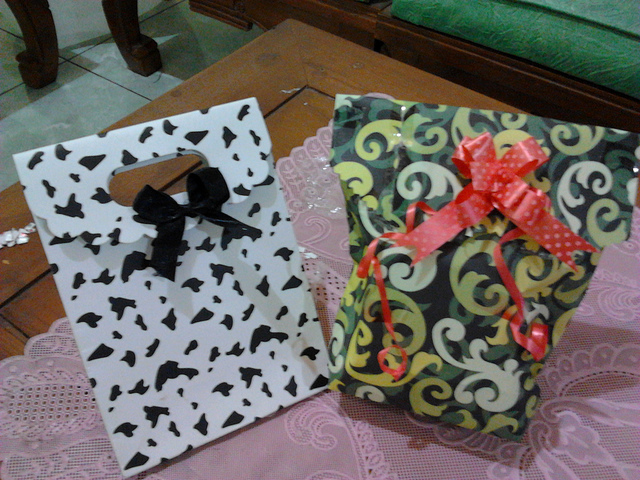 dua kado ulang tahun, yang kiri dari teman, yang kanan dari pacar