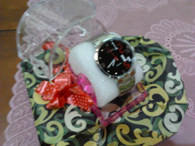 kado dari pacar, sebuah jam tangan lagi