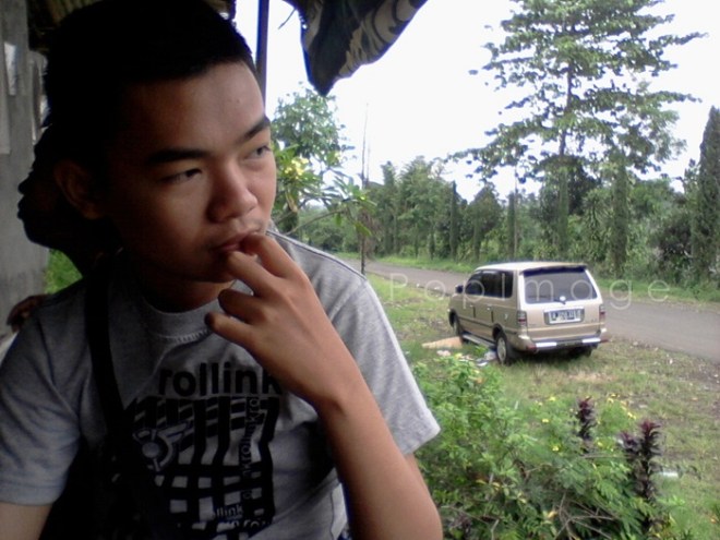 memikirkan sesuatu...