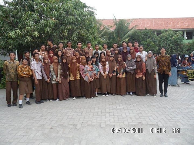 semua anggota kelas XII IPA 1 di Hari Batik Nasional
