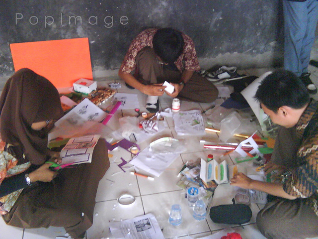 tim lomba mading antar kelas : dian - anam - saya
