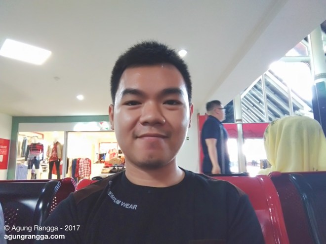 di ruang tunggu bandara soekarno hatta