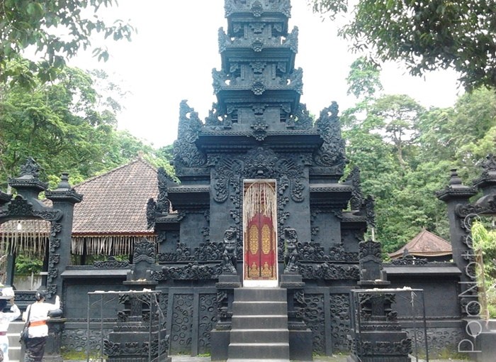 gapura utama - Pura Suranadi, Lombok