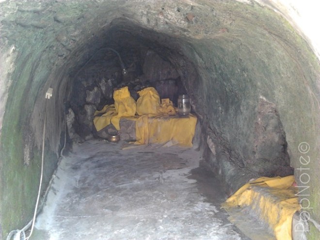 gua ini bisa tembus ke gunung rinjani - Pura Lingsar Narmada, Lombok