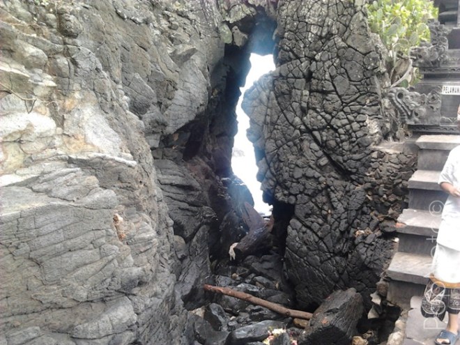 sebuah batu karang yang bolong, sumber nama pura inikah - Pura Batu Bolong, Lombok