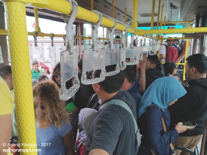 suasana di dalam bis bandara