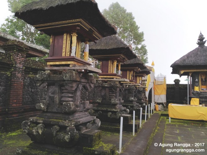 beberapa pelinggih di pura melanting