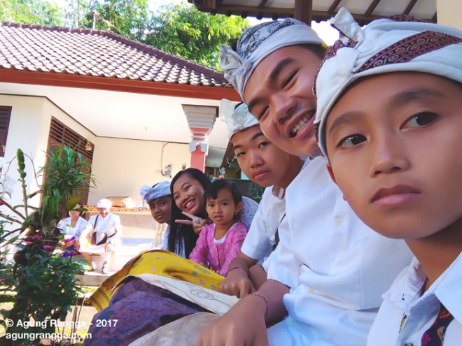 bersama saudara dan sepupu