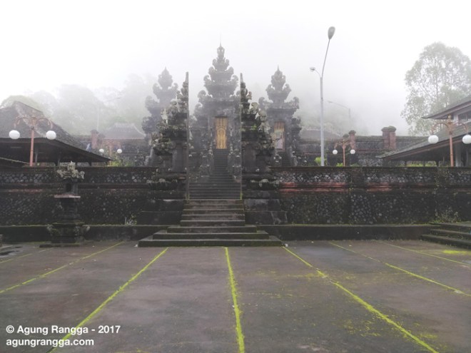 di dalam pura pasar agung