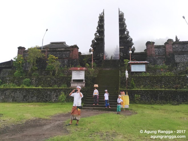 gapura masuk pura pasar agung