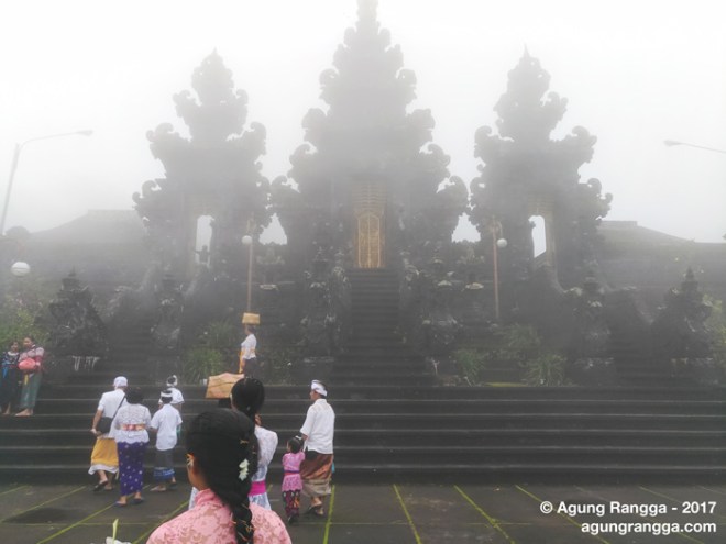 gapura utama pura pasar agung