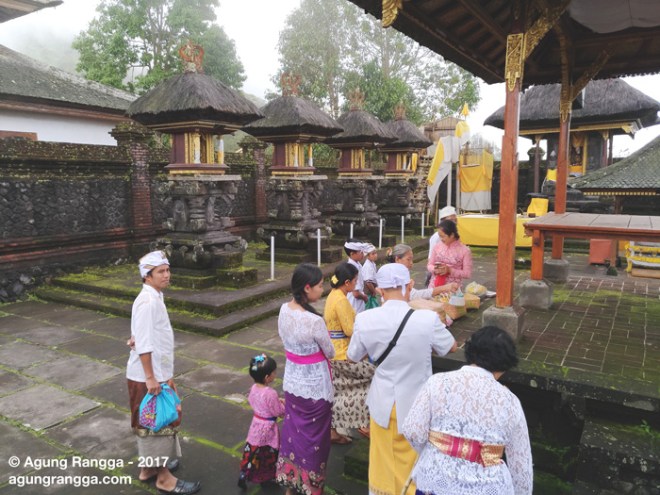 menyiapkan sajen untuk sembahyang