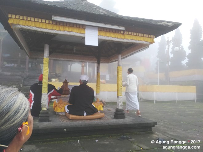 pemangku di pura pasar agung