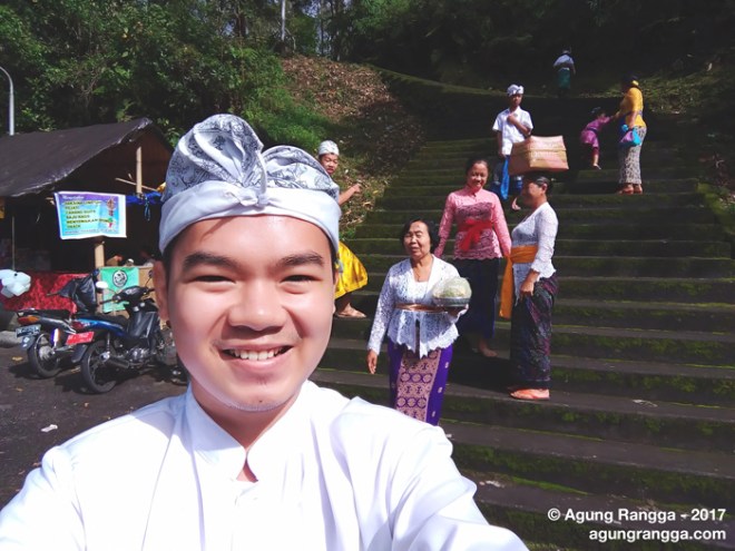 selfie sebelum mulai naik tangga