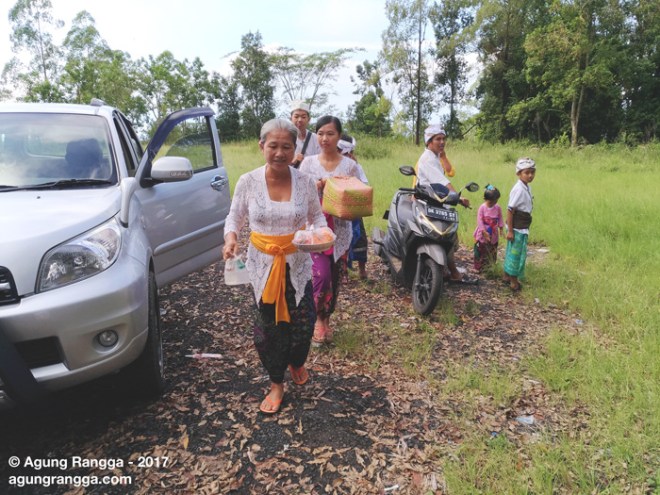 sembahyang di pura lawangan