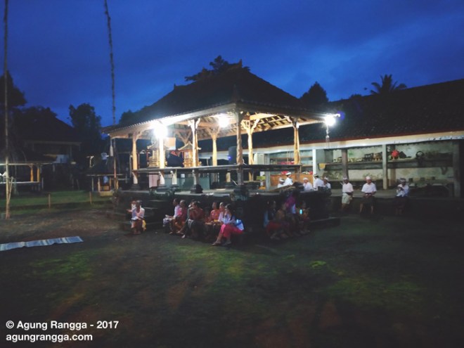 sembahyang di pura puseh padangaji