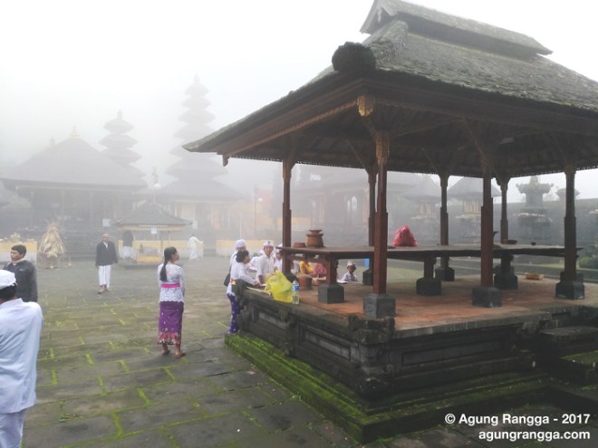 suasana di dalam pura pasar agung