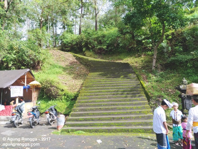 tangga menuju pura pasar agung