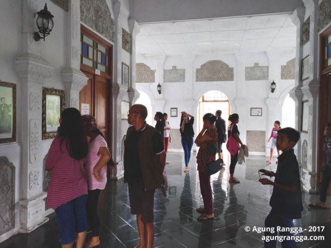 banyak lukisan dan foto bersejarah di Taman Soekasada Ujung