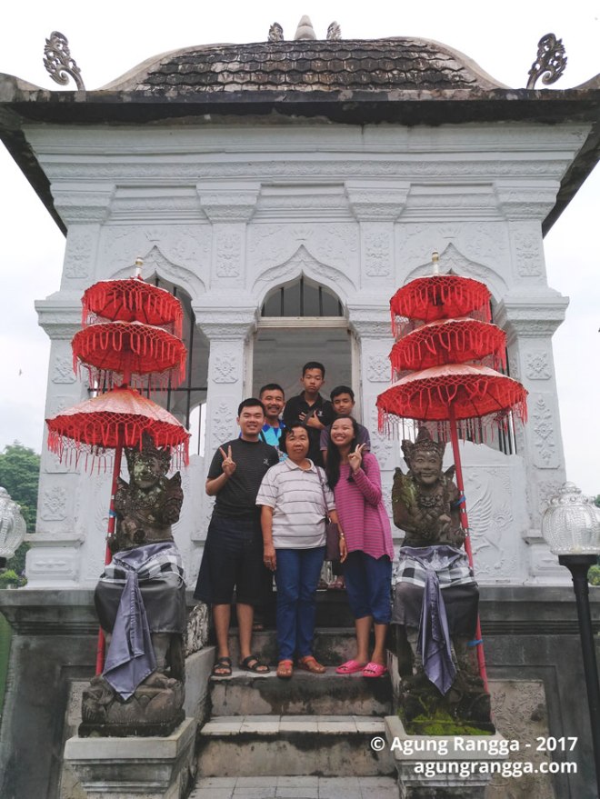 foto bersama di Taman Soekasada Ujung