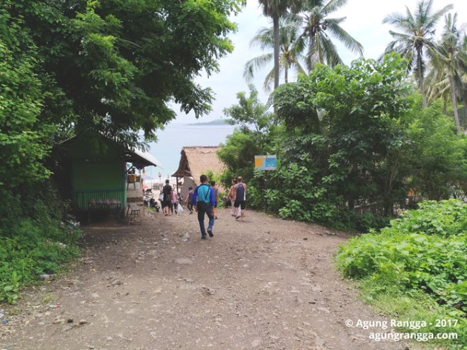 jalan setapak menuju Virgin Beach