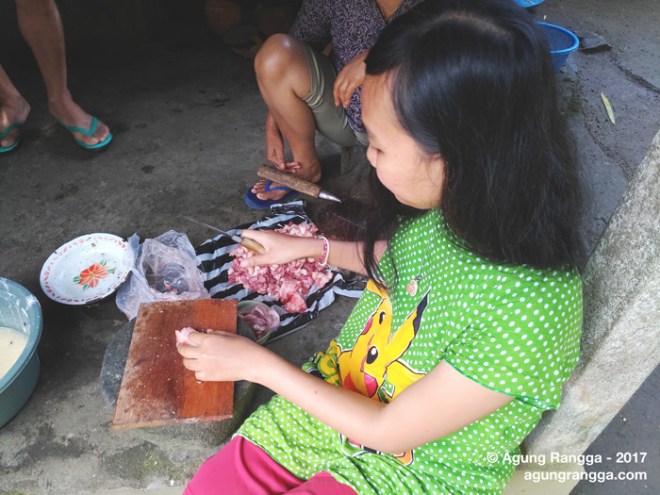 memotong daging babi