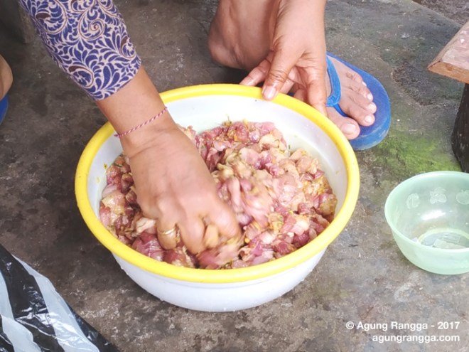 mencampur bumbu dengan daging