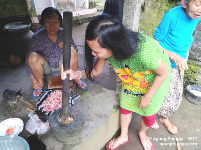menumbuk bumbu urutan babi