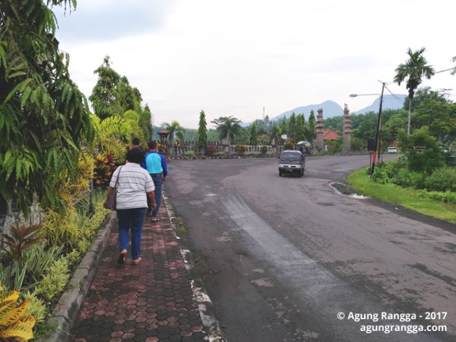 menyusuri jalan menuju Taman Soekasada Ujung