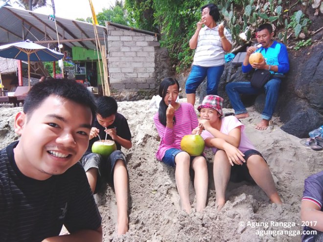 minum air kelapa muda di Virgin Beach