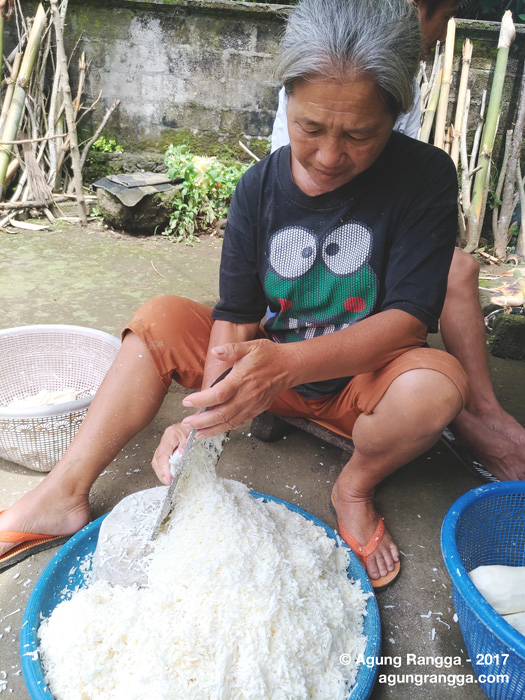 uwak sedang memarut singkong