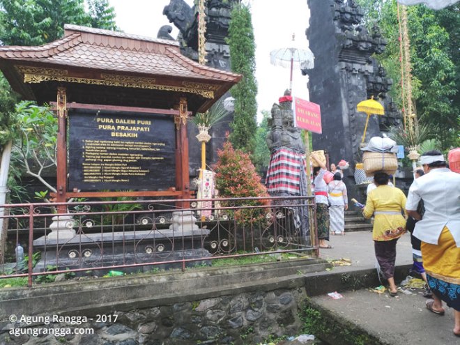 gerbang masuk Pura Dalem Puri dan Pura Prajapati Besakih