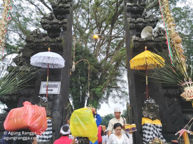 gerbang menuju Pura Dalem Puri