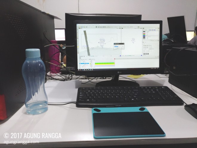 komputer dan peralatan kerja di kantor