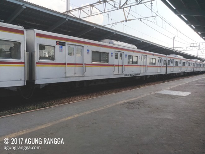 naik commuter line di Stasiun Bekasi