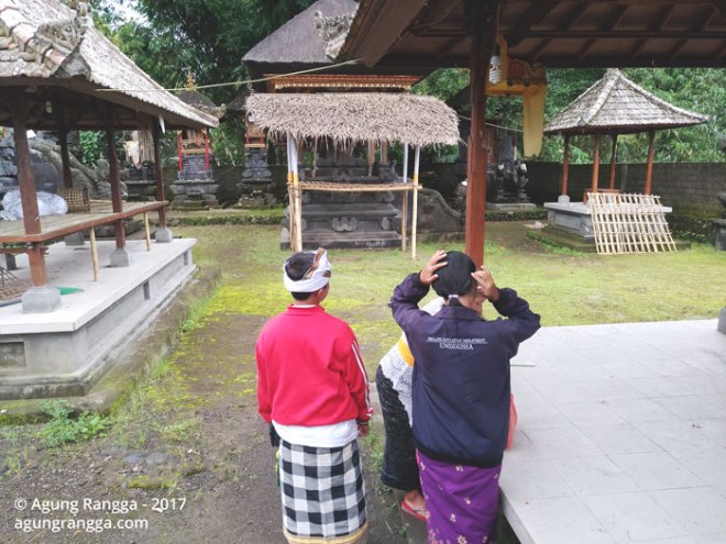 sebelum sembahyang di pura manik gumawang