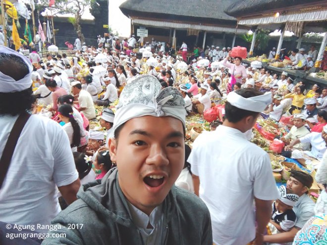 selfie di tengah lautan umat