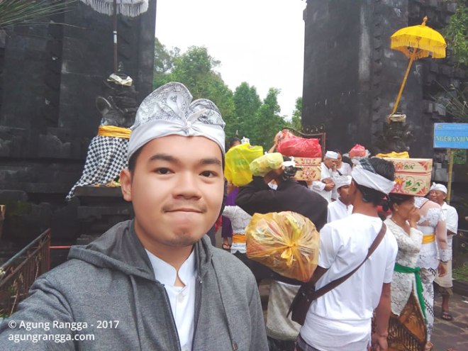 selfie sebelum masuk pura