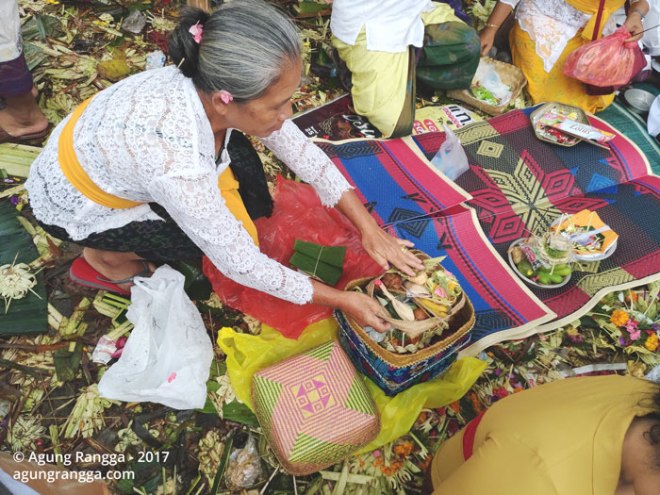 uwak menyiapkan sajen untuk sembahyang