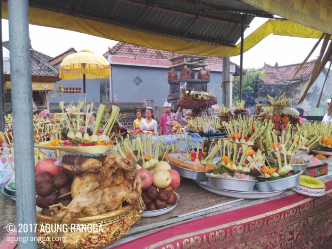 banyaknya sesajen untuk sembahyang