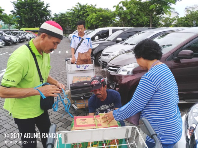 di tempat parkir bandara ngurah rai