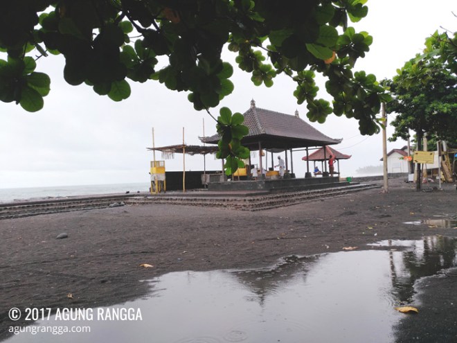 pura kecil di Pantai Lebih