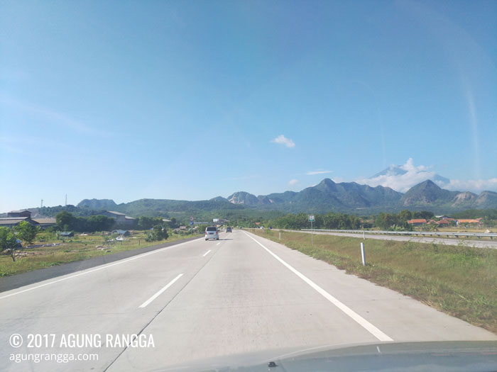 jalan tol yang lengang saat arus balik lebaran