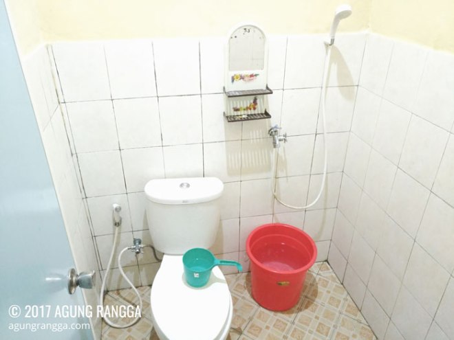 kamar mandi bersih dengan wc duduk