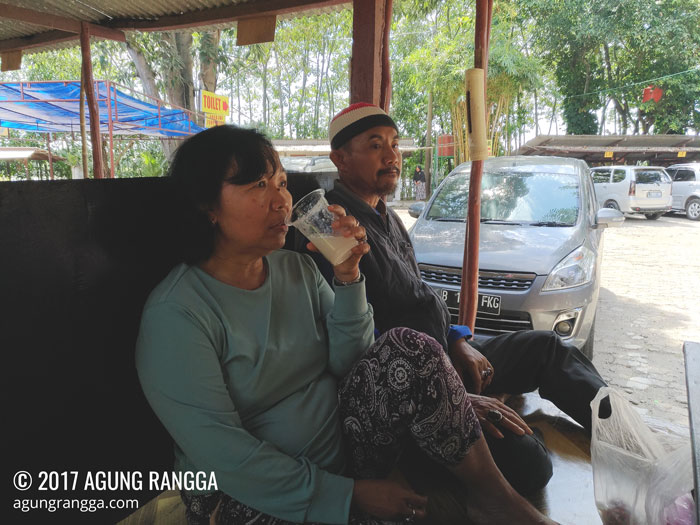 mama dan bapak sedang istirahat